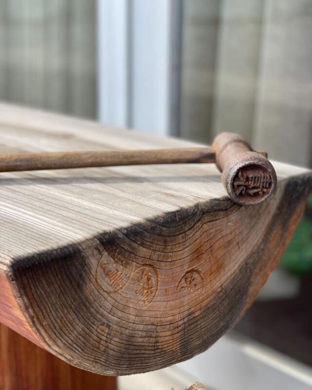 材木識別用金槌式刻印

原木を市場で買い付けしていた頃、競り落とした原木丸太の木口に名前を刻印し明示するのに使われていたみたいです。

試しにやってみましたが、なかなか綺麗には打刻できないですね😅
難しい、、、💦

#清水銘木店 #木のあるくらし #木のある暮らし #香川県 #観音寺市 #材木屋 #香川の材木屋 #銘木店 #天然木 #無垢材 #木製品 #家具 #インテリア #材木識別用金槌式刻印 #原木 #原木市場