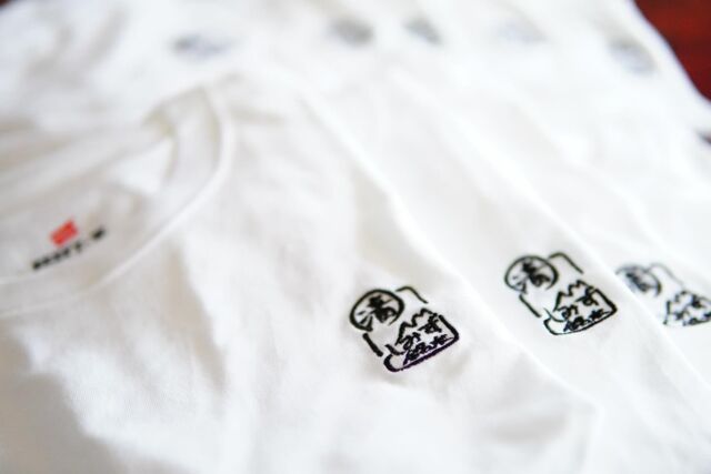 6月上旬だというのにもう暑い🫠
夏がいよいよ迫ってきました☀️

当社の作業着も半袖に衣替え。

そんな当社のオリジナルTシャツ(作業着)を、インスタを見て発注・ご購入頂きました。ありがとうございます🙇

もしご興味のある方は2枚からでしたら承りますのでお気軽にお問い合わせ下さい😊

ちなみにこちらのロゴマークは木製品をオーダー頂いた際に押す焼印のロゴマークです🔥

#清水銘木店 #木のあるくらし #木のある暮らし #香川県 #観音寺市 #材木屋 #香川の材木屋 #銘木店 #天然木 #無垢材 #木製品 #家具 #インテリア #作業着 #Tシャツ