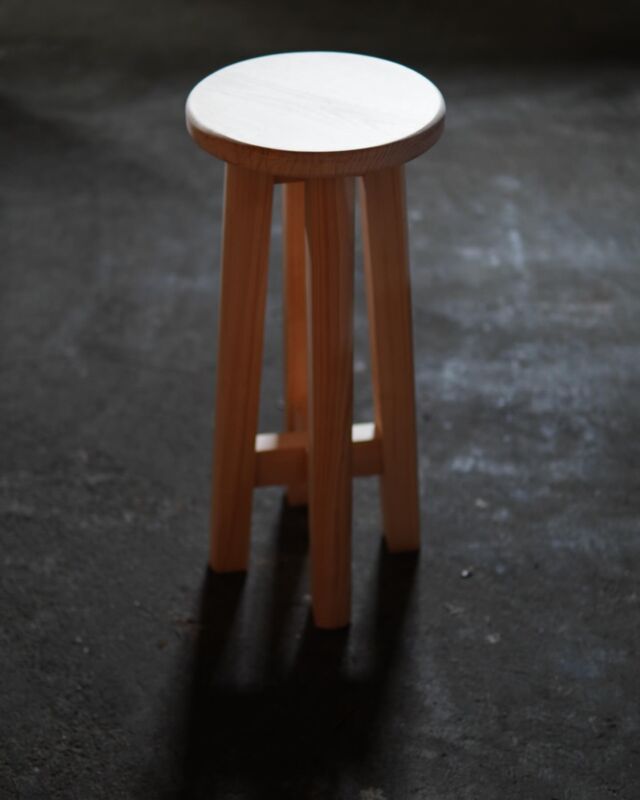 桧のハイスツール

カウンターテーブルの椅子はもちろん、花台として、洋古書を無造作に置いてちょっとしたインテリアとして楽しむのも素敵かもしれません。

#清水銘木店 #木のあるくらし #木のある暮らし #香川県 #観音寺市 #材木屋 #香川の材木屋 #銘木店 #天然木 #無垢材 #木製品 #家具 #インテリア #ハイスツール #スツール #桧